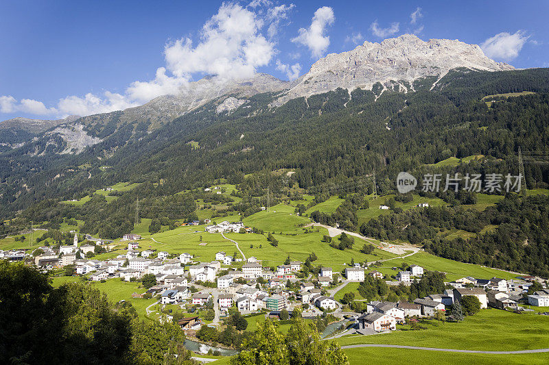 在瑞士度假- Val Poschiavo山谷与圣卡洛村和Sassalb峰在利维尼奥阿尔卑斯山脉